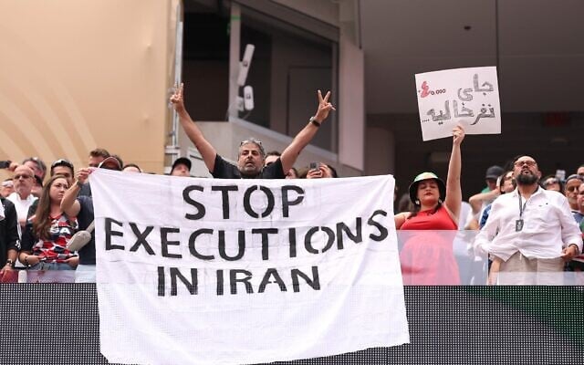 Des supporters brandissant une banderole sur laquelle on peut lire « Stop aux exécutions en Iran » avant le match du groupe G de la Coupe du monde de la FIFA 2026 opposant la Belgique à l'Iran au Los Angeles Stadium, à Inglewood, en Californie, le 21 juin 2026. (Crédit : Stu Forster/Getty Images/AFP)