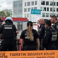 Illustration : Des policiers réunis près d'une scène de crime, à Montréal, le 22 juin 2026. (Crédit : Daphné Lemelin/AFP)