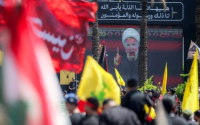 Une foule de fidèles musulmans chiites regarde un discours télévisé du chef du Hezbollah, Naim Qassem, le 26 juin 2026. (Crédit : Ibrahim Amro/AFP)
