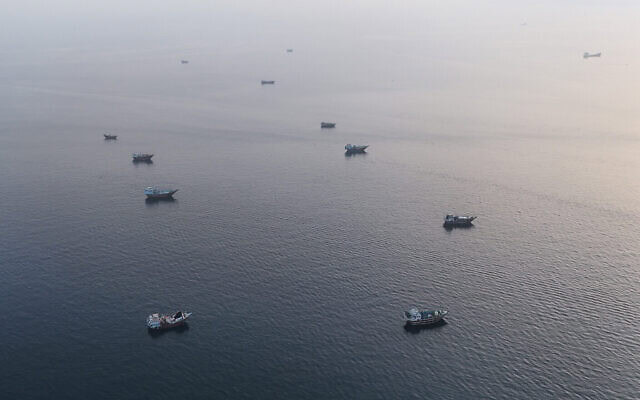 Des bateaux au mouillage au large de la péninsule de Musandam, dans le nord d’Oman, près du détroit d’Ormuz, le 27 juin 2026. (Crédit : AFP)