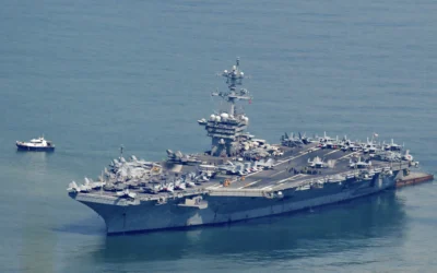 L'USS George Washington arrive au port de Da Nang, au Vietnam, le 30 juillet 2026. (Crédit: Nhac NGUYEN/AFP)