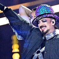 Le musicien britannique Boy George se produisant aux côtés de Senhit (hors champ), qui représente Saint-Marin avec la chanson « Superstar », lors de la première demi-finale du Concours Eurovision de la chanson 2026, à la Wiener Stadthalle de Vienne, en Autriche, le 12 mai 2026. (Crédit : Tobias Schwarz/AFP)