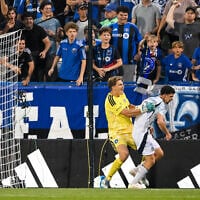 Sébastien Breza du CF Montréal s'en prend à Dor Turgeman du New England Revolution après que ce dernier a célébré un but devant les supporters montréalais en première mi-temps au Stade Saputo, le 1er août 2026 à Montréal, Canada. (Crédit : Tim Austen / GETTY IMAGES NORTH AMERICA / Getty Images via AFP)