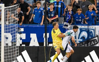 Sébastien Breza du CF Montréal s'en prend à Dor Turgeman du New England Revolution après que ce dernier a célébré un but devant les supporters montréalais en première mi-temps au Stade Saputo, le 1er août 2026 à Montréal, Canada. (Crédit : Tim Austen / GETTY IMAGES NORTH AMERICA / Getty Images via AFP)
