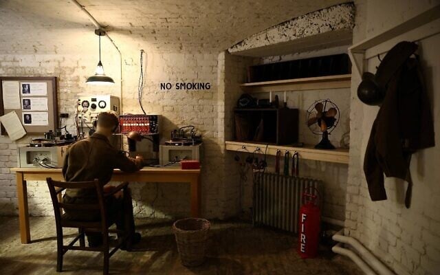 La salle « Miked » ou « M », une installation secrète de surveillance des services de renseignement britanniques datant de la Seconde Guerre mondiale,  à l'intérieur du nouveau musée de Trent Park, après son ouverture récente à Enfield, au nord de Londres, le 29 juillet 2026. (Crédit : Henry Nicholls/AFP)
