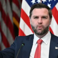 Le vice-président américain JD Vance prend la parole lors d'une table ronde parlementaire sur les initiatives antifraude dans la salle des traités indiens du bâtiment de l'exécutif Eisenhower à Washington, DC, le 5 août 2026. (Mandel NGAN/AFP)