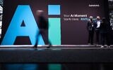 Des visiteurs sur le stand du conglomérat industriel allemand Siemens lors du salon industriel de Hanovre dédié à la mécanique, à l'électrotechnique et aux industries numériques, à Hanovre, dans le nord de l'Allemagne, le 20 avril 2026. (Crédit : Ronny Hartmann/AFP)