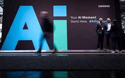 Des visiteurs sur le stand du conglomérat industriel allemand Siemens lors du salon industriel de Hanovre dédié à la mécanique, à l'électrotechnique et aux industries numériques, à Hanovre, dans le nord de l'Allemagne, le 20 avril 2026. (Crédit : Ronny Hartmann/AFP) Des visiteurs sur le stand du conglomérat industriel allemand Siemens lors du salon industriel de Hanovre dédié à la mécanique, à l'électrotechnique et aux industries numériques, à Hanovre, dans le nord de l'Allemagne, le 20 avril 2026. (Crédit : Ronny Hartmann/AFP)