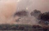 Un char israélien manœuvrant dans le village voisin de Zawtar al-Sharqiyah, sur une photo prise depuis le village de Zawtar al-Gharbiyah, dans le sud du Liban, le 7 août 2026. (Crédit : Ammar Ammar/AFP)