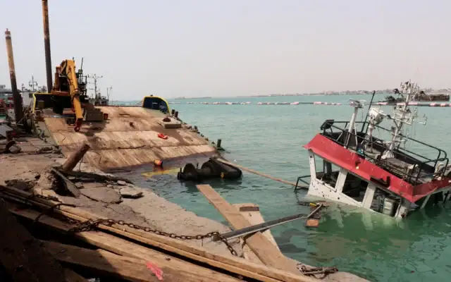 La passerelle de navigation d’un navire coulé est la seule partie visible à la surface de l’eau dans le port de Mokha, au lendemain d’une attaque menée par les Houthis contre la ville de Mokha, contrôlée par le gouvernement yéménite internationalement reconnu basé à Aden, le 10 août 2026. (Crédit : Khaled Ziad/AFP)