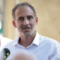 Le co-président du parti de centre-gauche Place Publique (PP), Raphael Glucksmann, s’adressant aux journalistes depuis Jonquière, dans le sud-ouest de la France, le 12 août 2026. (Crédit : Valentine CHAPUIS/AFP)