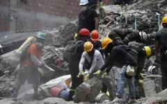 Des équipes de secours et des bénévoles recherchent des survivants parmi les décombres d'un bâtiment effondré suite au séisme survenu à Cali, en Colombie, le 12 août 2026. (Raul ARBOLEDA/AFP)