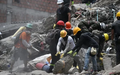 Des équipes de secours et des bénévoles recherchent des survivants parmi les décombres d’un bâtiment effondré à la suite d’un séisme survenu à Cali, en Colombie, le 12 août 2026. (Crédit : Raúl Arboleda/AFP)