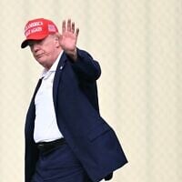 Le président américain Donald Trump saluant la foule en se dirigeant vers son cortège après être descendu de Marine One sur l'Ellipse, près de la Maison Blanche, le 16 août 2026. (Crédit : Mandel Ngan/AFP)