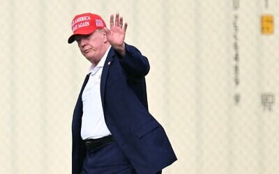 Le président américain Donald Trump saluant la foule en se dirigeant vers son cortège après être descendu de Marine One sur l'Ellipse, près de la Maison Blanche, le 16 août 2026. (Crédit : Mandel Ngan/AFP)