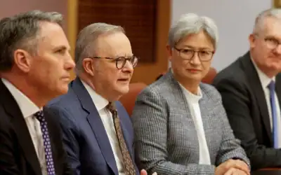Le Premier ministre australien Anthony Albanese (au centre), le ministre de la Défense Richard Marles (à gauche) et la ministre des Affaires étrangères Penny Wong (à droite), au Parlement à Canberra, le 19 août 2026. (Crédit : Hilary Wardhaugh/AFP)