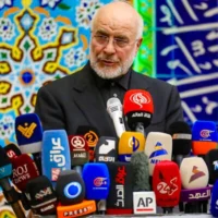 Le président du Parlement iranien, Mohammad Bagher Ghalibaf, lors d'une conférence de presse au 40eme jour des obsèques de l'ancien guide suprême iranien, l'ayatollah Ali Khamenei, à la mosquée Imam Hassan al-Mujtaba dans la ville sainte de Karbala, en Irak, le 20 août 2026. (Karar Jabbar/AFP)