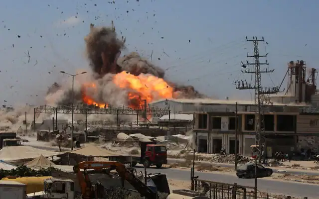De la fumée et une boule de feu s'élèvent lors d'une frappe israélienne, menée après que l'armée a averti les résidents palestiniens d'évacuer la zone d'al-Zawayda, dans le centre de la bande de Gaza, le 23 août 2026. (Eyad Baba/AFP)
