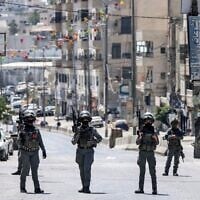 Les troupes israéliennes montant la garde lors d'une opération menée au centre de formation professionnelle de l'UNRWA, situé entre le quartier de Kafr Aqab et le camp de réfugiés de Qalandiya, à Jérusalem-Est, le 25 août 2026. (Crédit : Zain Jaafar/AFP)