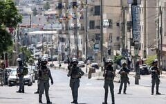 Les troupes israéliennes montant la garde lors d'une opération menée au centre de formation professionnelle de l'UNRWA, situé entre le quartier de Kafr Aqab et le camp de réfugiés de Qalandiya, à Jérusalem-Est, le 25 août 2026. (Crédit : Zain Jaafar/AFP)