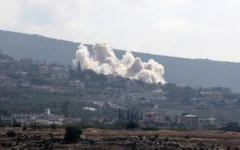 Cette photo prise depuis la ville de Tyr, dans le sud du Liban, montre la fumée s'élevant à la suite d'une frappe israélienne qui a visé le village de Biout es Sayed le 26 août 2026. (Crédit: KAWNAT HAJU/AFP)