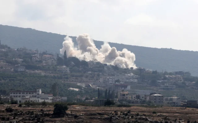 Cette photo prise depuis la ville de Tyr, dans le sud du Liban, montre la fumée s'élevant à la suite d'une frappe israélienne qui a visé le village de Biout es Sayed le 26 août 2026. (Crédit: KAWNAT HAJU/AFP)