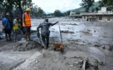 Un membre des forces de sécurité et son chien de recherche recherchent des survivants à la suite d'inondations soudaines survenues à Trishuli, dans le district de Nuwakot au Népal, le 27 août 2026. (Crédit: Prakash MATHEMA/AFP)