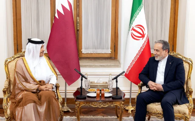 Le Premier ministre et ministre des Affaires étrangères du Qatar, le cheikh Mohammed bin Abdulrahman bin Jassim Al-Thani (à gauche), rencontre le ministre iranien des Affaires étrangères, Abbas Araghchi (à droite), à Téhéran, le 27 août 2026. (Crédit: Ministère des Affaires étrangères du Qatar/AFP)