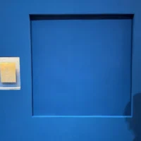 Un panneau bleu recouvrant l'endroit où une vitrine a été brisée et où un collier Van Cleef & Arpels a été volé au Musée des arts appliqués (MAK) de Vienne, en Autriche, le 28 août 2026. (Crédit : Jeremy Audouard/AFP)