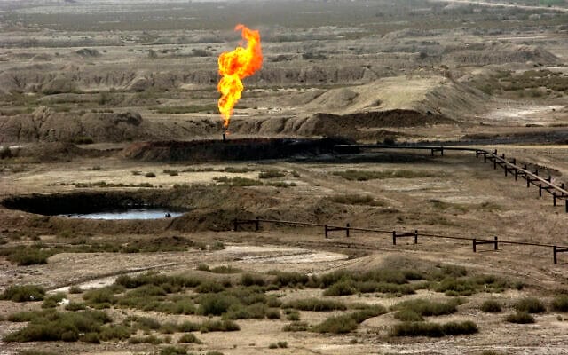 Cette photo datée du mardi 15 avril 2008 montre une partie du gisement pétrolier d'Azadegan, situé au sud-ouest de Téhéran, en Iran.  (Crédit : AP Photo/Vahid Salemi, archives)