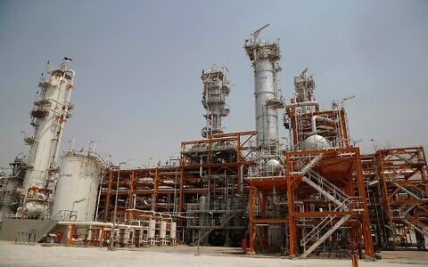 Sur cette photo diffusée le 16 avril 2017 par le site officiel de la présidence iranienne, on aperçoit une partie des installations du gisement de gaz de South Pars, après leur inauguration par le président Hassan Rouhani, sur la côte nord du golfe Persique, en Iran. (Bureau de la présidence iranienne via AP)