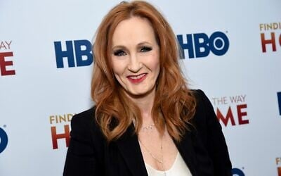 L'auteure J.K. Rowling assistant à la première du documentaire « Finding the Way Home » produit par HBO Documentary Films, au 30 Hudson Yard, à New Yorks, le 11 décembre 2019. (Crédit : Evan Agostini/Invision/AP) L'auteure J.K. Rowling assistant à la première du documentaire « Finding the Way Home » produit par HBO Documentary Films, au 30 Hudson Yard, à New Yorks, le 11 décembre 2019. (Crédit : Evan Agostini/Invision/AP)