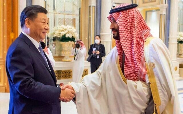 Le prince héritier et Premier ministre saoudien, Mohammed ben Salmane, saluant le président chinois Xi Jinping, lors du sommet du Conseil de coopération du Golfe, à Ryad, en Arabie saoudite, le 9 décembre 2022. (Crédit : Agence de presse saoudienne via AP)