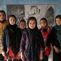 Des écolières afghanes posent pour une photo dans une salle de classe à Kaboul, en Afghanistan, ce jeudi 22 décembre 2022. (Crédit : AP Photo/Ebrahim Noroozi)