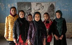 Des écolières afghanes posent pour une photo dans une salle de classe à Kaboul, en Afghanistan, ce jeudi 22 décembre 2022. (Crédit : AP Photo/Ebrahim Noroozi)