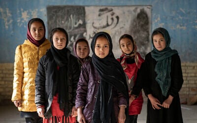 Des écolières afghanes posent pour une photo dans une salle de classe à Kaboul, en Afghanistan, ce jeudi 22 décembre 2022. (Crédit : AP Photo/Ebrahim Noroozi)