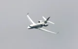 Un Falcon 6X du constructeur aéronautique français Dassault en vol lors du Salon international de l’aéronautique et de l’espace au Bourget, au nord de Paris, le 19 juin 2023. (Crédit : Ludovic Marin/AP)