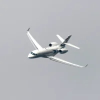 Un Falcon 6X du constructeur aéronautique français Dassault en vol lors du Salon international de l’aéronautique et de l’espace au Bourget, au nord de Paris, le 19 juin 2023. (Crédit : Ludovic Marin/AP)