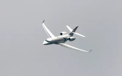 Un Falcon 6X du constructeur aéronautique français Dassault en vol lors du Salon international de l’aéronautique et de l’espace au Bourget, au nord de Paris, le 19 juin 2023. (Crédit : Ludovic Marin/AP)