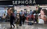 Illustration : Des clients sortant d'un magasin Sephora, dans le centre commercial Hudson Yards, à New York, le 4 décembre 2021. (Crédit : Ted Shaffrey/AP)