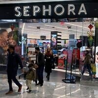 Illustration : Des clients sortant d'un magasin Sephora, dans le centre commercial Hudson Yards, à New York, le 4 décembre 2021. (Crédit : Ted Shaffrey/AP)