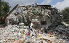 Un soldat israélien passe devant une maison détruite par des terroristes du Hamas au kibboutz Beeri, le 11 octobre 2023. (Crédit: AP/Baz Ratner)