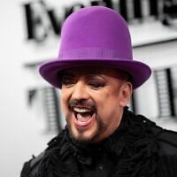 Boy George à son arrivée aux Evening Standard Theatre Awards, à Londres, le 19 novembre 2023. (Crédit : Scott Garfitt/Invision/AP)