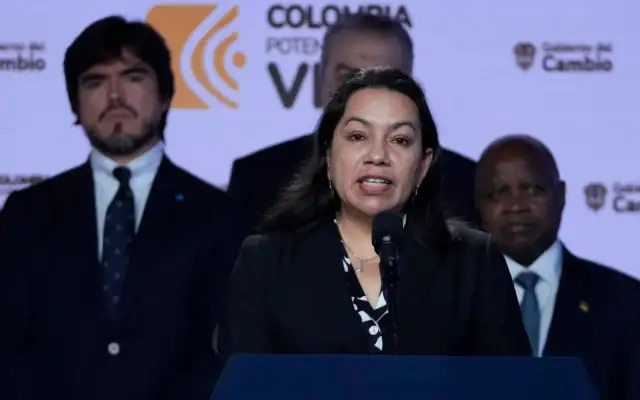 Carolyn Rodrigues-Birkett, représentante permanente du Guyana auprès des Nations unies, s'adressant à la presse après avoir rencontré le président colombien Gustavo Petro au palais présidentiel de Bogota, en Colombie, le 8 février 2024. (Crédit : AP)