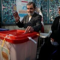 L'ancien commandant des Gardiens de la Révolution islamique;mique, Mohsen Rezaei, déposant son bulletin de vote lors des élections législatives et de l'Assemblée des Experts, dans un bureau de vote à Téhéran, en Iran, le 1ᵉʳ mars 2024. (Crédit : Vahid Salemi/AP)