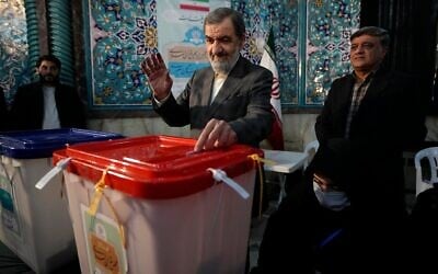 L'ancien commandant des Gardiens de la Révolution islamique;mique, Mohsen Rezaei, déposant son bulletin de vote lors des élections législatives et de l'Assemblée des Experts, dans un bureau de vote à Téhéran, en Iran, le 1ᵉʳ mars 2024. (Crédit : Vahid Salemi/AP) L'ancien commandant des Gardiens de la Révolution islamique;mique, Mohsen Rezaei, déposant son bulletin de vote lors des élections législatives et de l'Assemblée des Experts, dans un bureau de vote à Téhéran, en Iran, le 1ᵉʳ mars 2024. (Crédit : Vahid Salemi/AP)