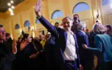 Le candidat du Parti socialiste français aux élections européennes, Raphaël Glucksmann, saluant le public lors d’un meeting de campagne, à Strasbourg, dans l’Est de la France, le 24 avril 2024. (Crédit : Jean-François Badias/AP)