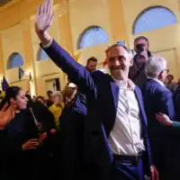 Le candidat du Parti socialiste français aux élections européennes, Raphaël Glucksmann, saluant le public lors d’un meeting de campagne, à Strasbourg, dans l’Est de la France, le 24 avril 2024. (Crédit : Jean-François Badias/AP)