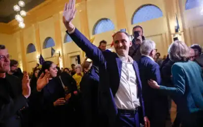 Le candidat du Parti socialiste français aux élections européennes, Raphaël Glucksmann, saluant le public lors d’un meeting de campagne, à Strasbourg, dans l’Est de la France, le 24 avril 2024. (Crédit : Jean-François Badias/AP)