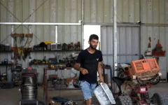 Yinon Levy travaille dans sa ferme dans les collines du sud de Hébron, en Cisjordanie, le 12 mai 2024. (Crédit : Maya Alleruzzo/AP)